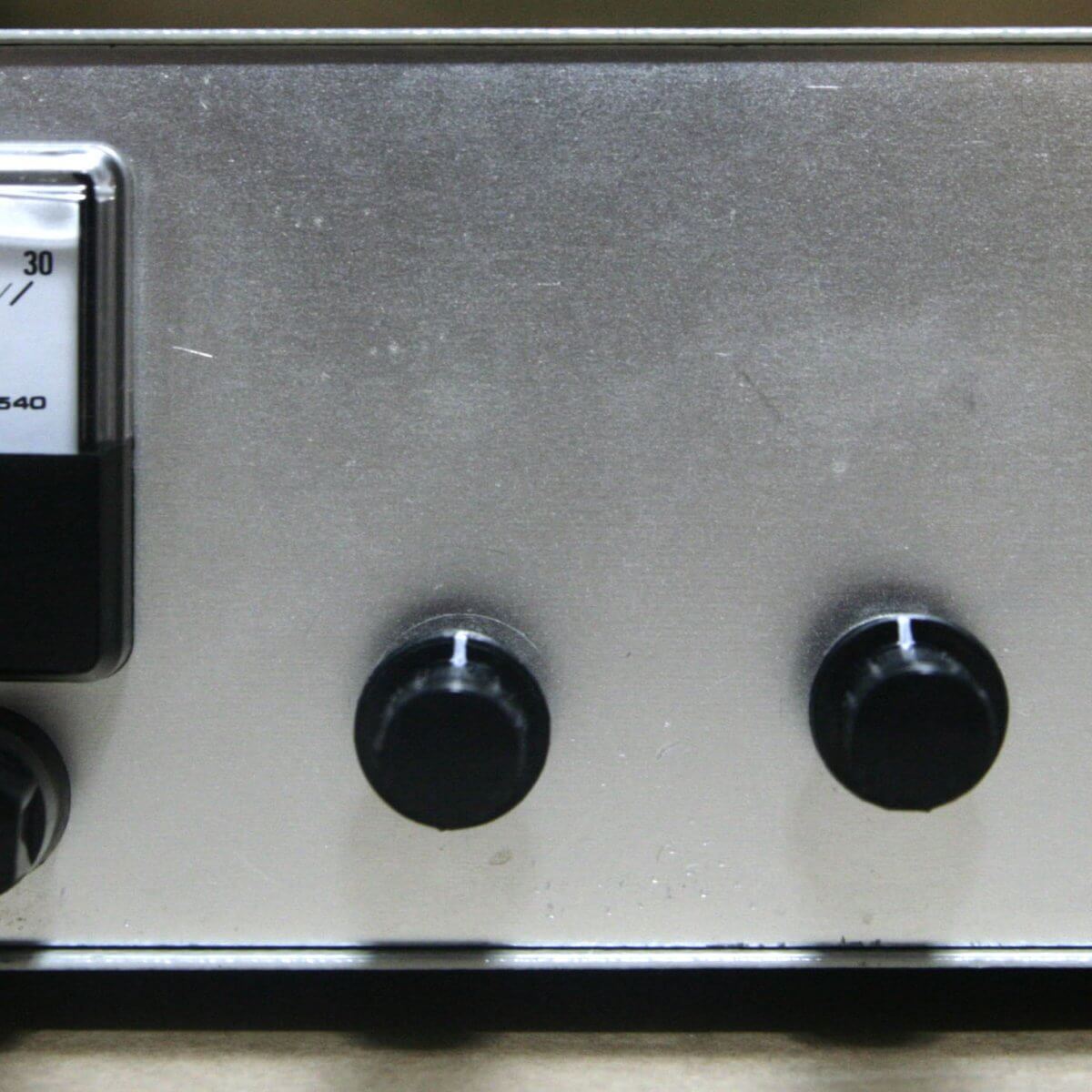 Fuente de alimentación de laboratorio, vista frontal